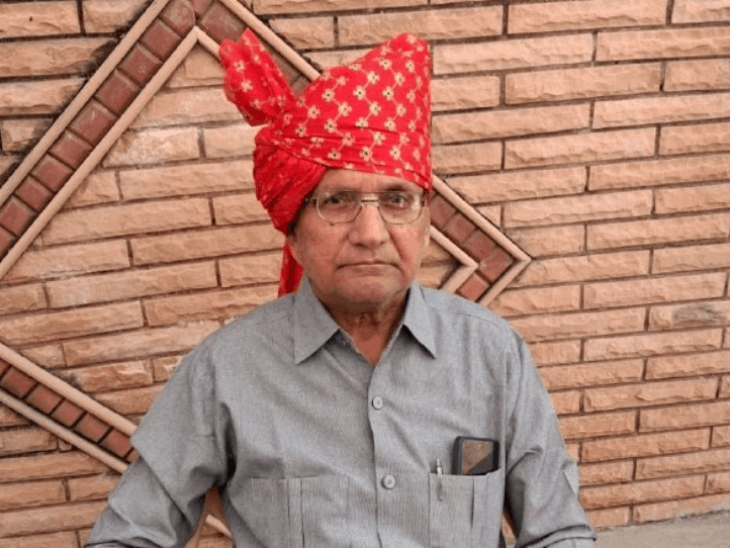 85 साल के बुजुर्ग को सांड ने उठाकर पटका, मौत:पैदल जा रहे थे; इलाज के दौरान मौत; परिजन बोले- मवेशियों से राहत दिलवाएं