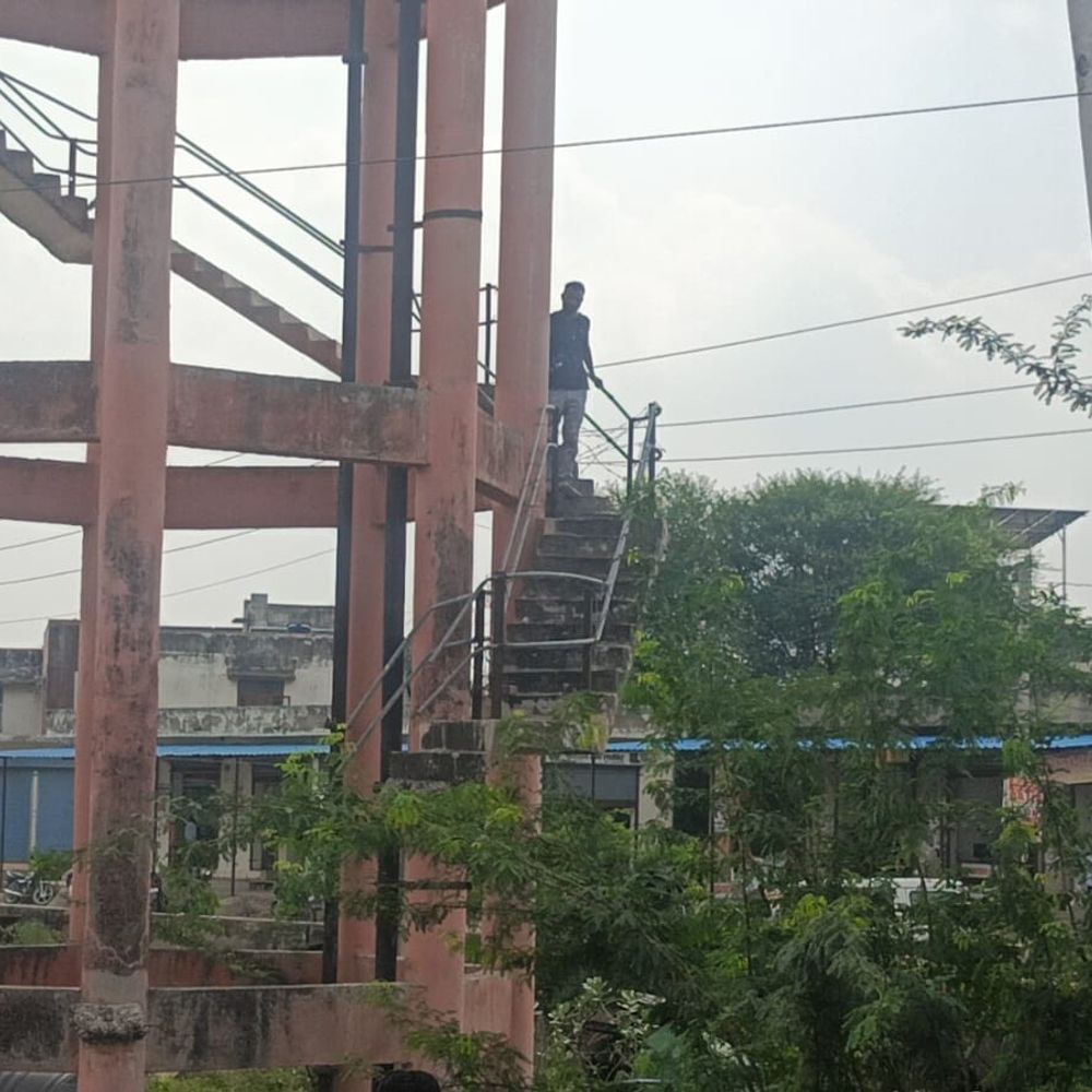 पड़ोसी से विवाद में परेशान युवक टंकी पर चढ़ा:पुलिस के आश्वासन के बाद नीचे उतरा, कोटपूतली-बहरोड़ के पावटा का मामला
