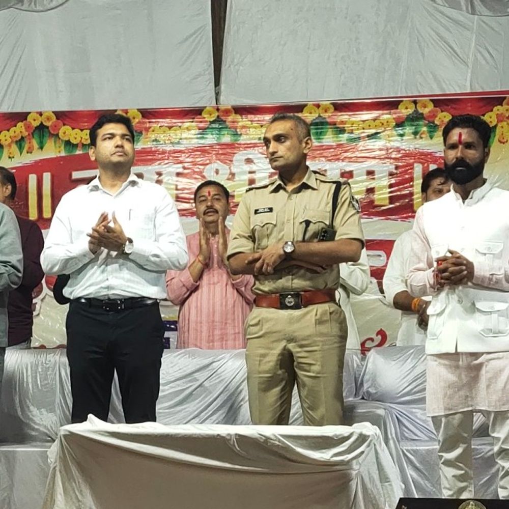 रायसेन में देर-रात तक चला गणेश प्रतिमाओं का चल समारोह:रायसेन में कलेक्टर-एसपी ने की आरती, झांकी समितियां को किया सम्मानित