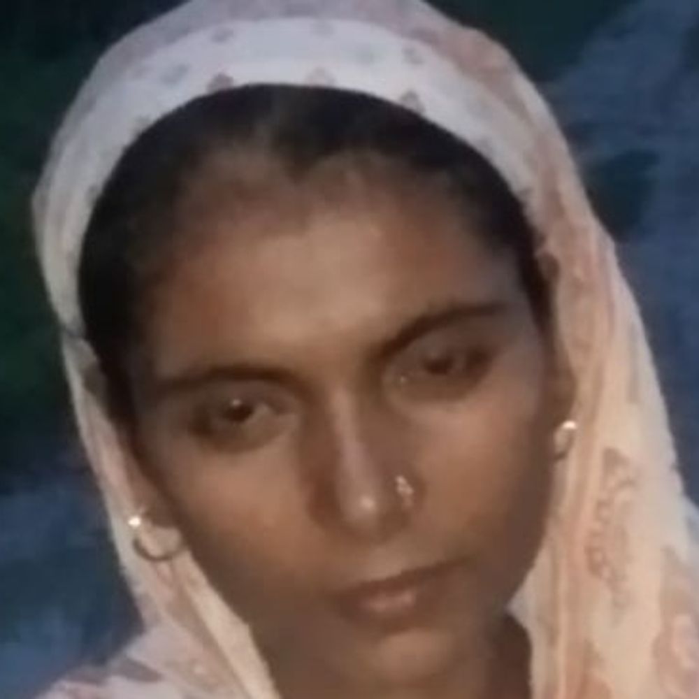 बेतिया में युवती का शव फंदे से लटका मिला:3 महीने पहले प्रेमी संग भागी थी; शादी को लेकर हुआ था विवाद, पंचायत भी हुई
