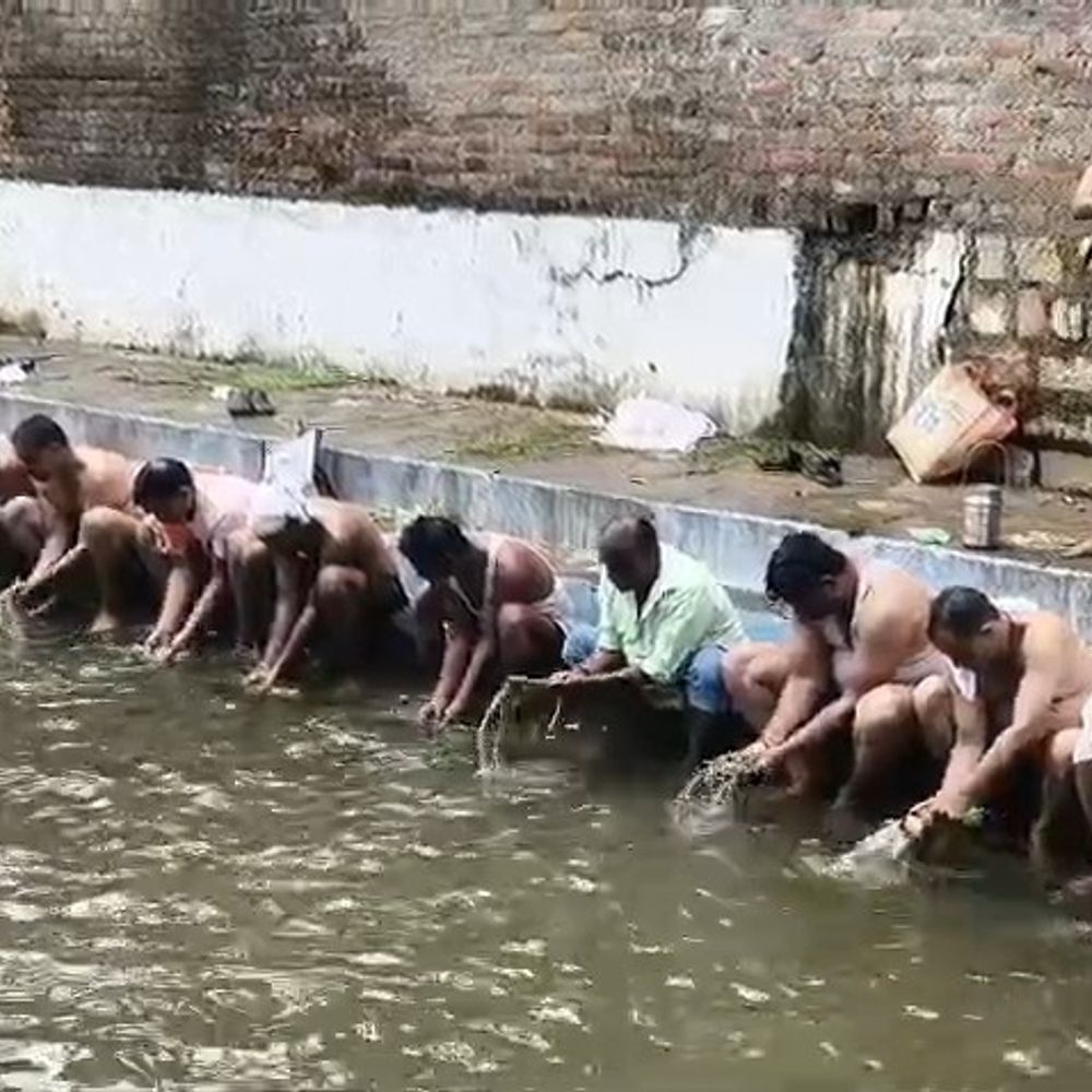 शिवपुरी में पितृपक्ष शुरू होते ही बाणगंगा-भदैयाकुंड पर उमड़ी भीड़:श्रद्धालुओं ने पूर्वजों के लिए किया तर्पण और पिंडदान