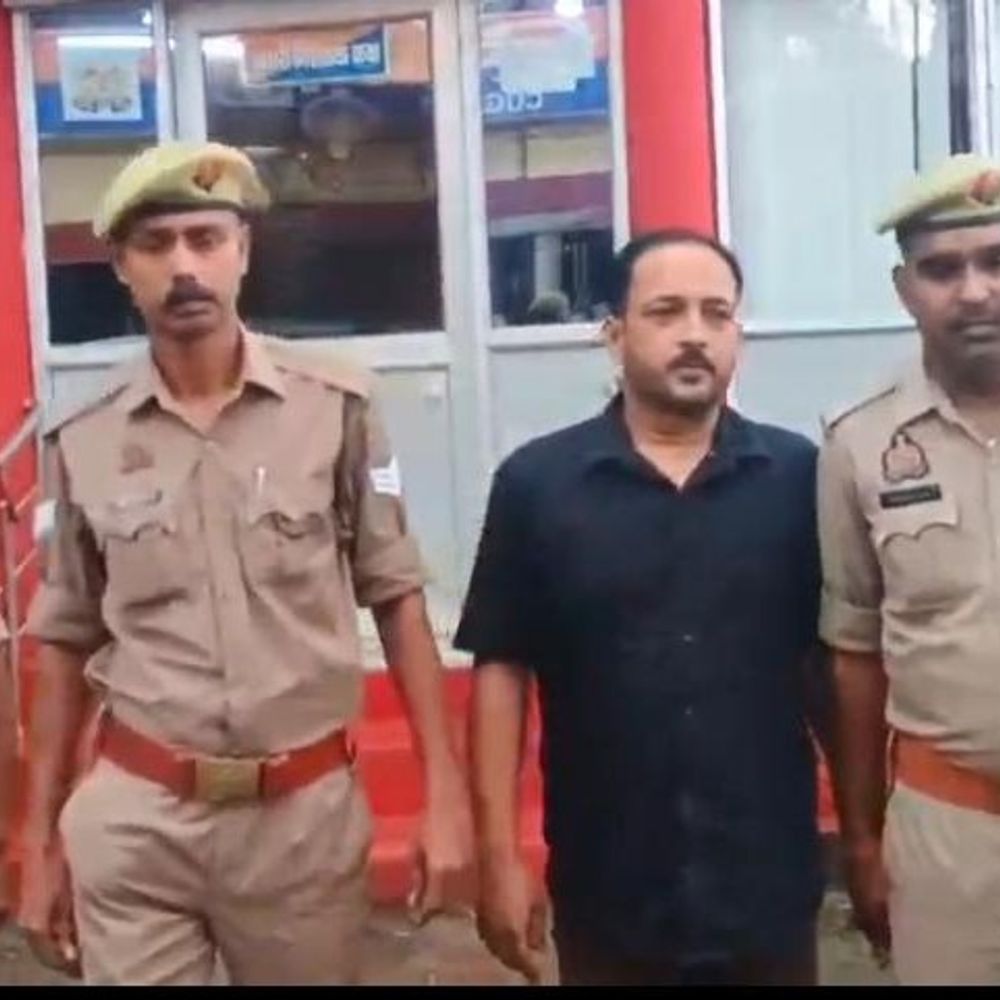 जमीन के नाम पर ठगी करने वाला गैंगस्टर गिरफ्तार:आजमगढ़ में फर्जी खतौनी दिखाकर 50 लाख ऐंठे