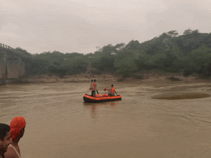 SDRF की दो टीमें 7KM नदी में कर रही तलाश:हवा और बारिश बनी बाधक, क्वारी का जलस्तर बढ़ा; गणेश विसर्जन करते डूबे थे तीन किशोर