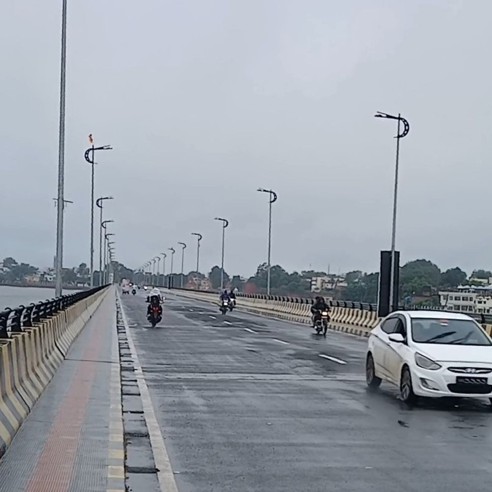 सागर में रिमझिम बारिश, दिन का पारा 5 डिग्री लुढ़का:सीजन की 36 इंच औसत बारिश हुई, पिछले साल की तुलना में 17% कम