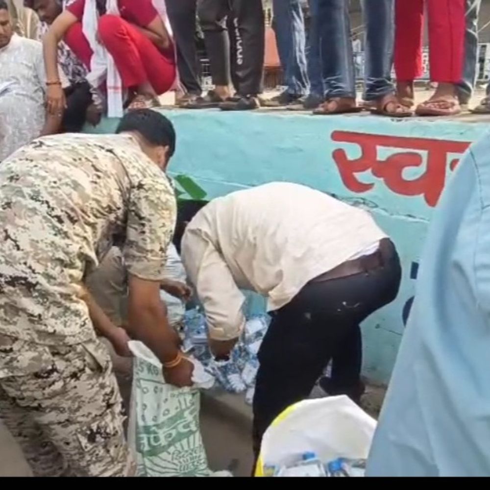 ई-रिक्शा में शराब छुपाकर ले जाता युवक गिरफ्तार:मुरैना में वाहन जब्त; ग्वालियर से शराब लेकर आया था आरोपी