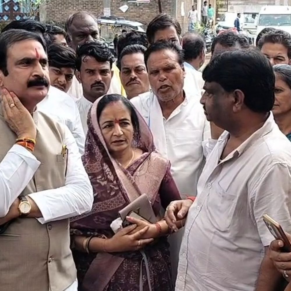बिना भूमिपूजन करे वापस लौटे जनप्रतिनिधि:भूमिपूजन के लिए बनाए टेंट में महिलाओं ने धरना; बड़ी पुलिया बनवाना चाहते हैं रहवासी
