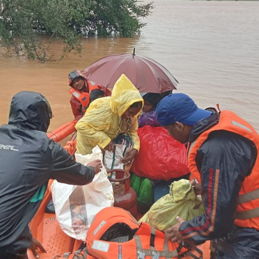 बस्तर में बाढ़ जैसे हालात...सड़कें डूबीं, घरों में घुसा पानी:6 यात्री ट्रेनें कैंसिल, फ्लाइट भी रद्द, स्कूलें बंद, सिर्फ बस्तर जिले के 9 शिविर में 380 लोग शिफ्ट