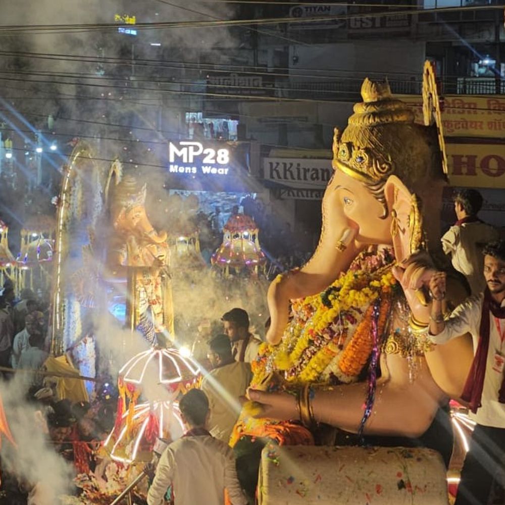 छिंदवाड़ा में गणेश विसर्जन में उमड़ा जनसैलाब:लालबाग के बादशाह-मोहन नगर के राजा का हुआ भव्य मिलन, आतिशबाजी से जगमगाया शहर