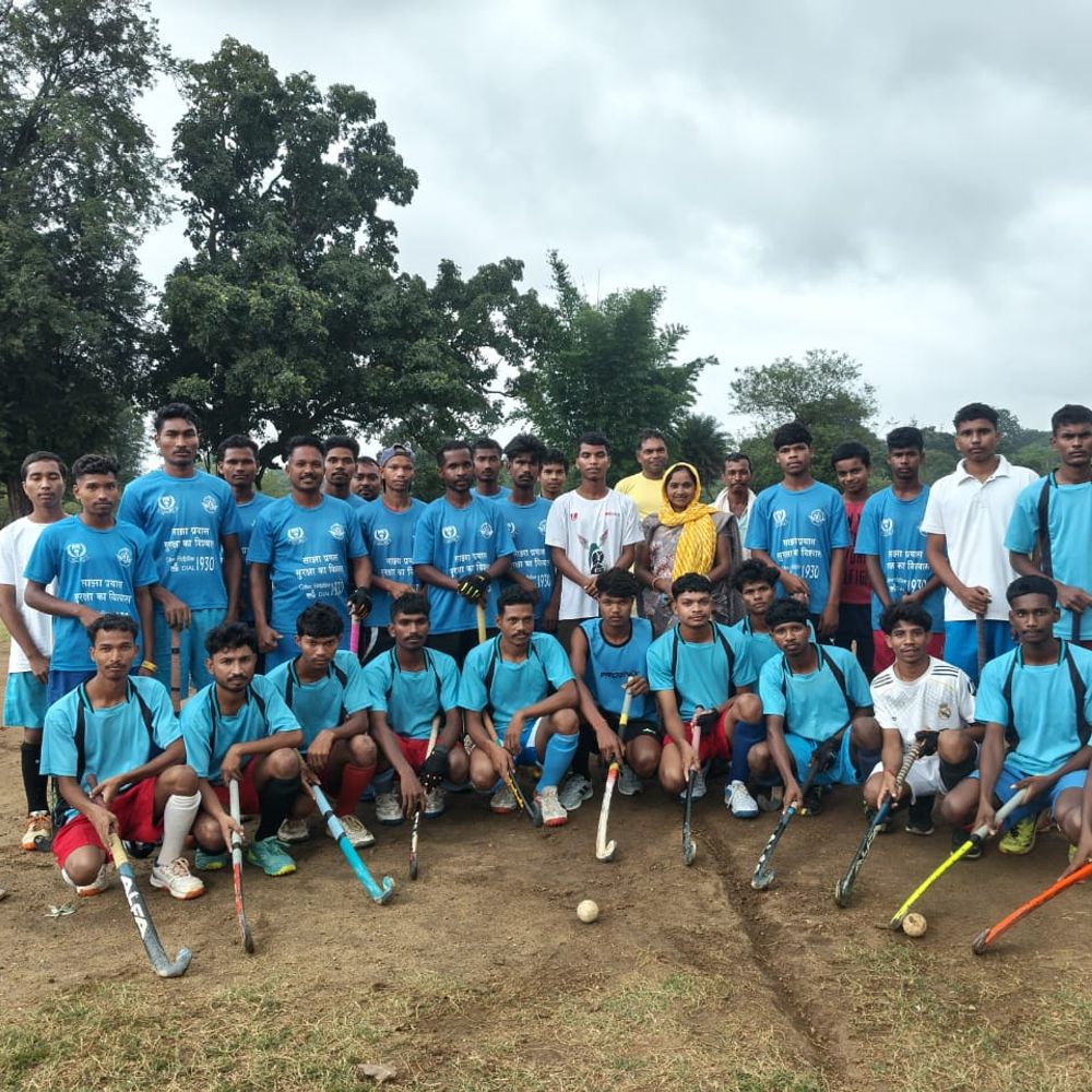 इधर, उद्घाटन मैच खैरनटोली की टीम ने 2-1 से जीता, खिलाड़ियों ने मनाया जश्न