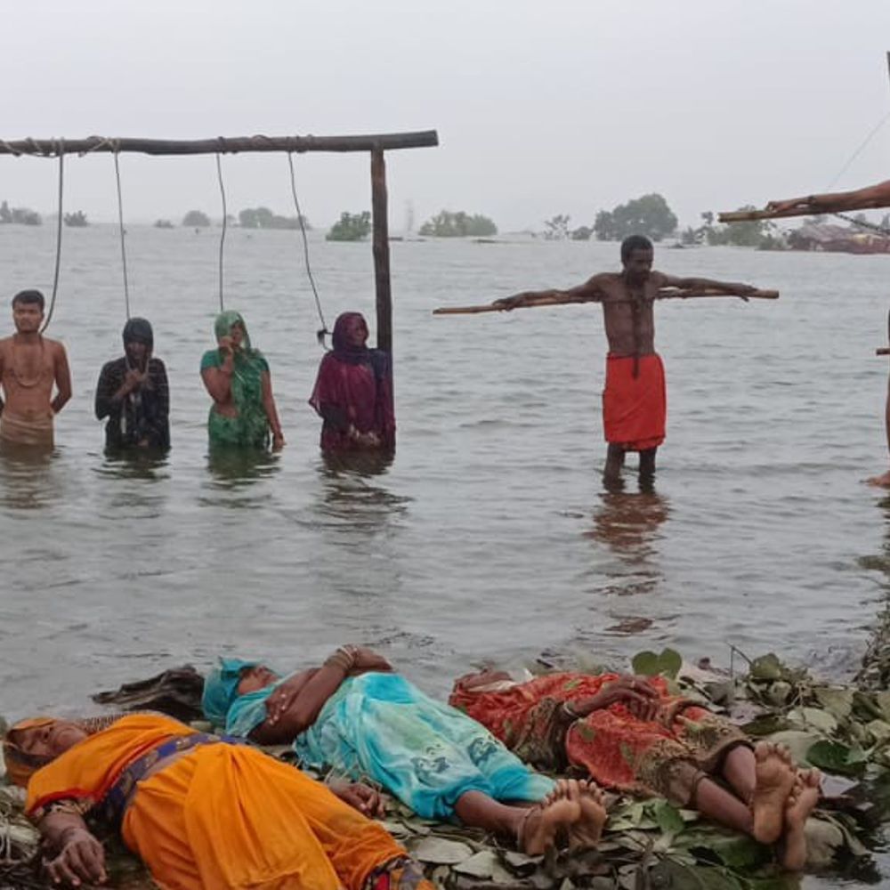 मझगाय बांध से गांव जलमग्न, ग्रामीण जल-सत्याग्रह पर अड़े:15वें दिन रेड अलर्ट के बीच बढ़ा जलस्तर; महिलाएं बोलीं- मुआवजा नहीं मिला तो यहीं डूबेंगे