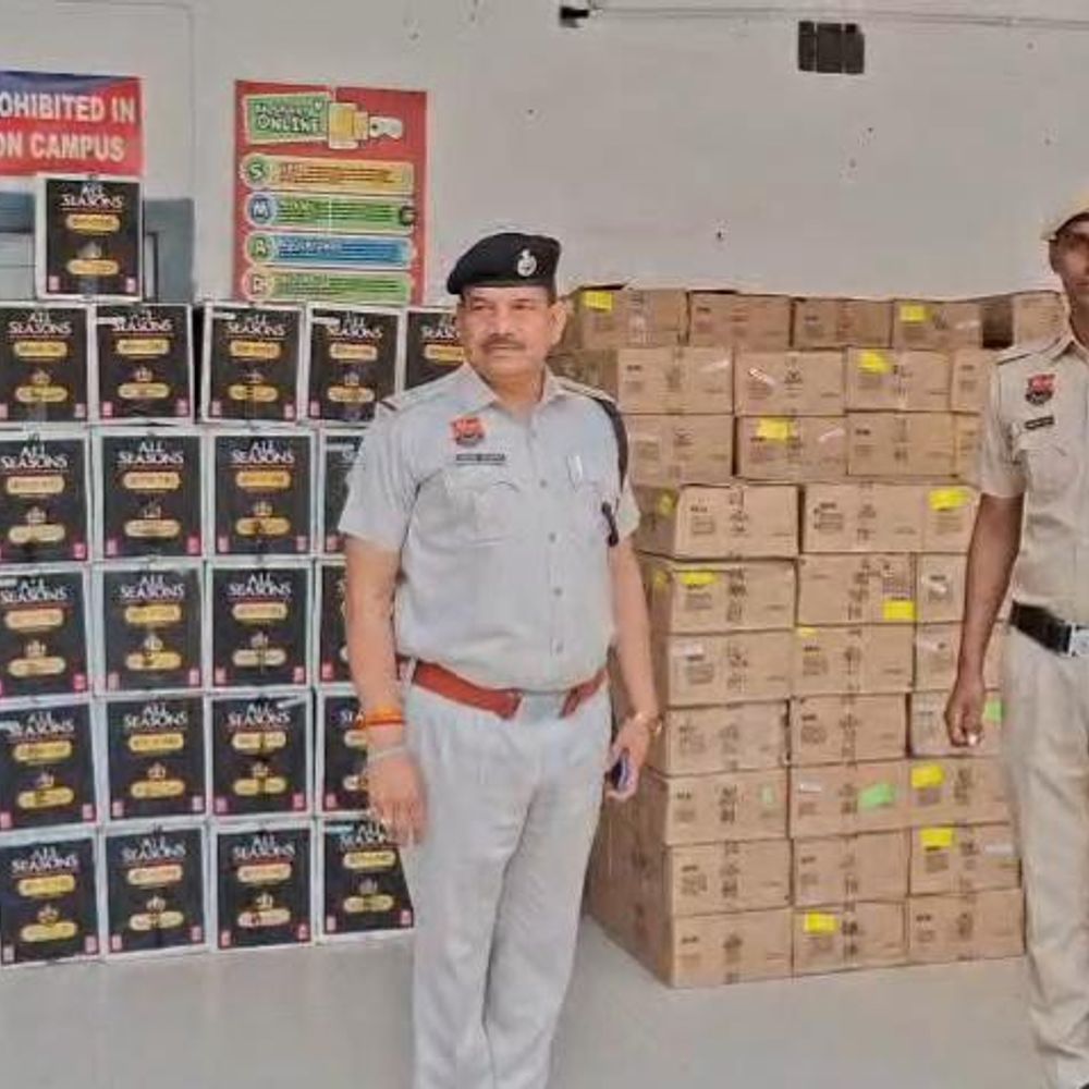 रेवाड़ी में हादसे के बाद ट्राले से मिली अवैध शराब:पंखों के नीचे छिपाई, गुजरात पहुंचाई जानी थी, एक्सीडेंट में हुई मैकेनिक की मौत