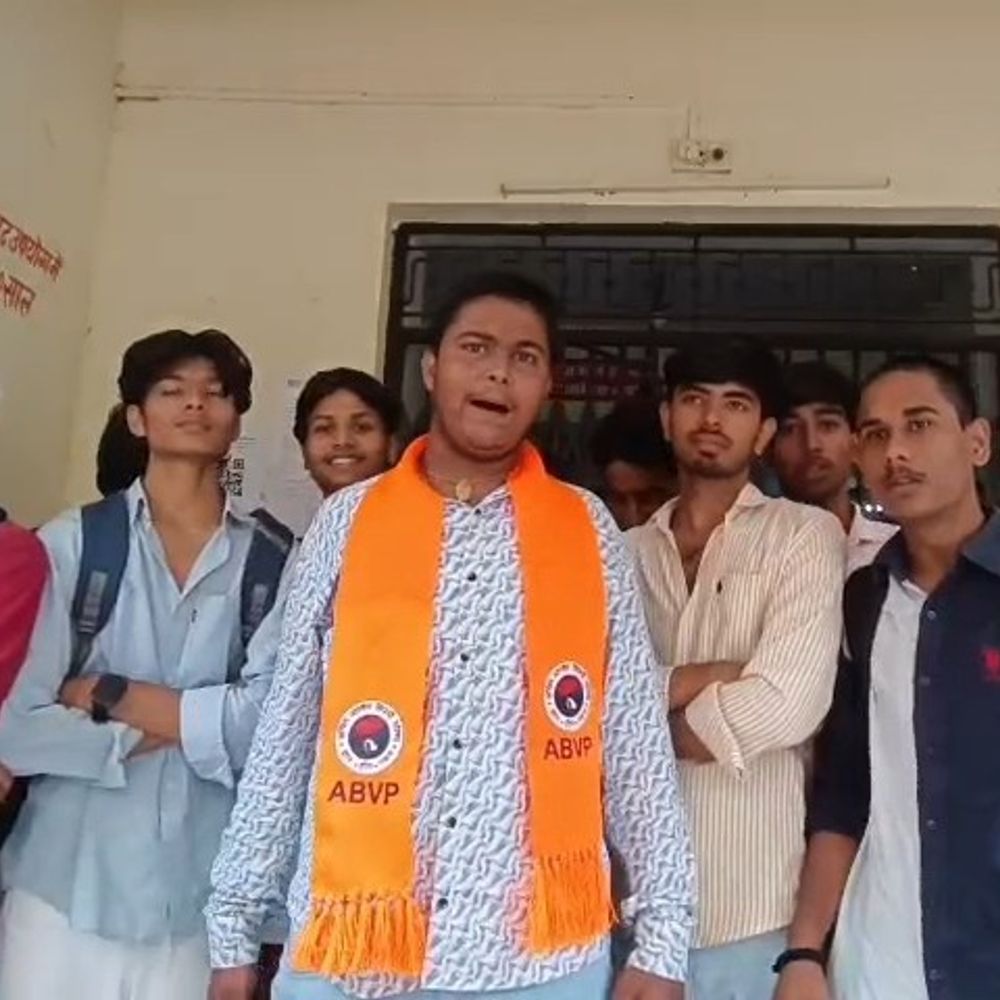 करौली कॉलेज में एनसीसी सीटें घटाने पर छात्रों का प्रदर्शन:80 से 40 सीटें करने का विरोध, एबीवीपी छात्रों ने गेट पर लगाया ताला