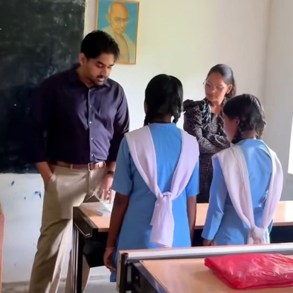 कलेक्टर ने स्कूल में बच्चों से फसलों-सब्जियों पर सवाल पूछे:छात्रों की उपस्थिति और भोजन-पानी की गुणवत्ता जांची; शिक्षकों को समय पर स्कूल पहुंचने कहा