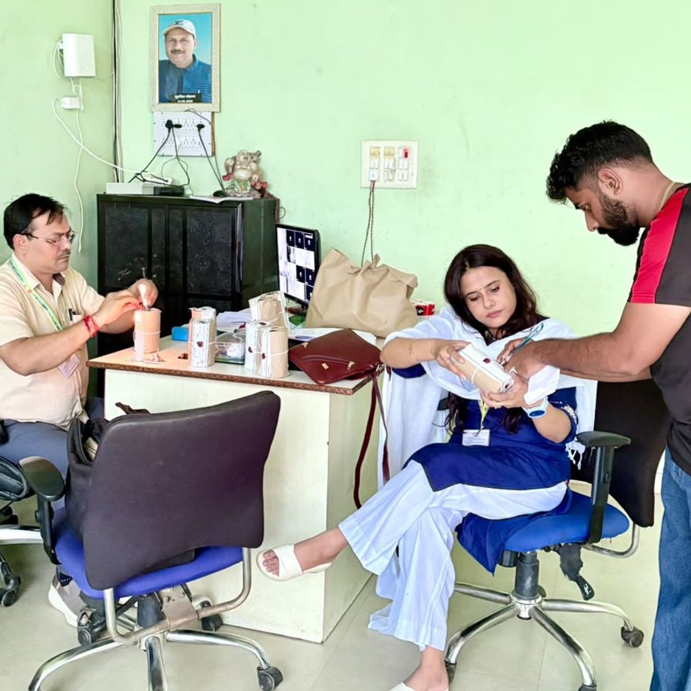 हापुड़ में डेयरी प्रतिष्ठानों पर छापा:100 किलो पनीर नष्ट , पनीर, मक्खन और घी के 4 नमूने जांच को भेजे