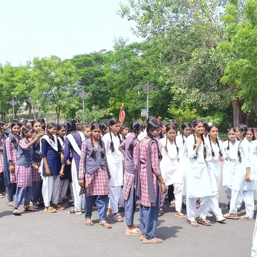 एक किमी पैदल कलेक्टर ऑफिस पहुंची 150 से ज्यादा छात्राएं:बोलीं- छात्रावास में गीजर, वाटर कूलर बंद; सब्जियों में कीड़े निकलते हैं
