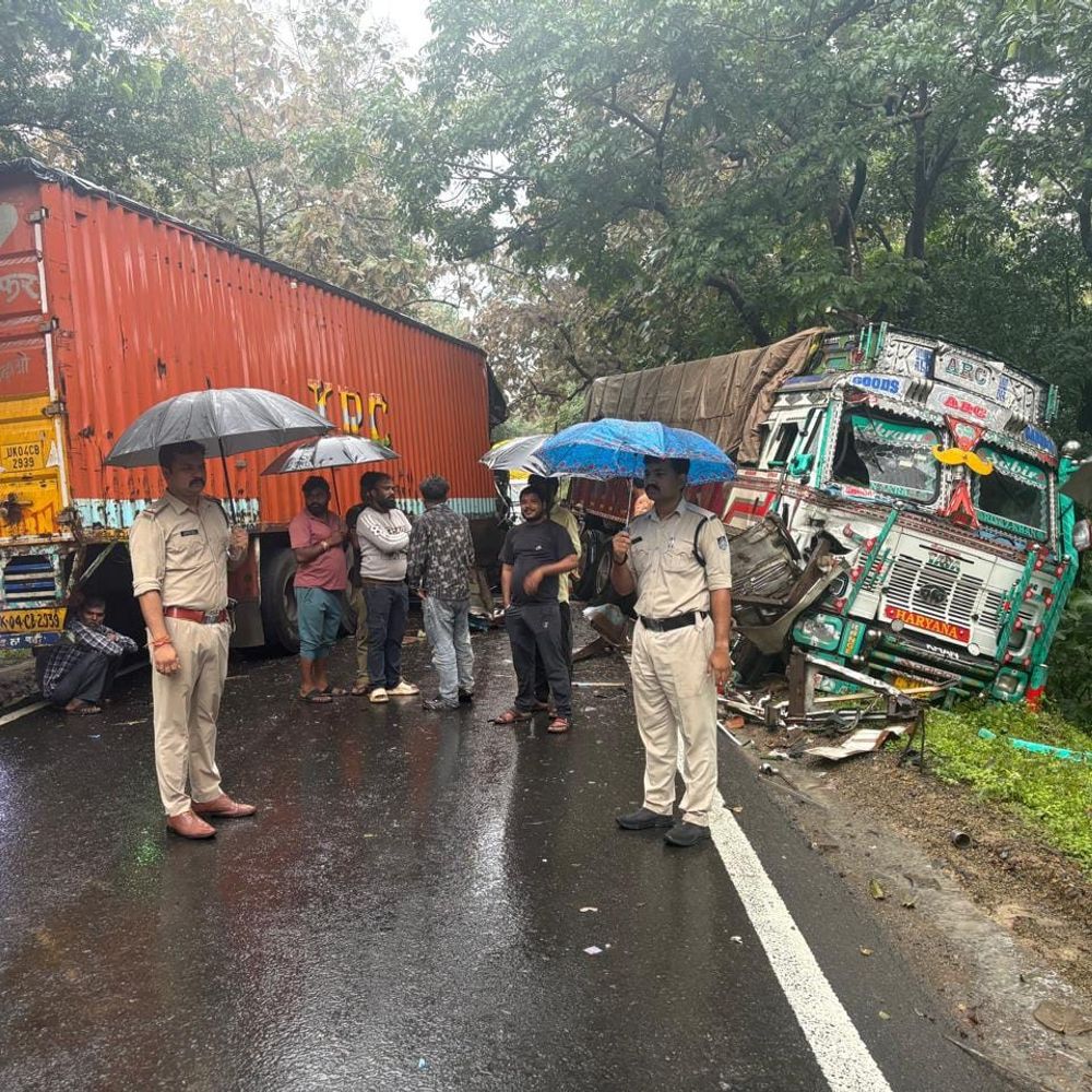 दमोह-जबलपुर हाईवे पर दो ट्रकों की टक्कर से लगा जाम:पुलिस ने मशीन से हटाए ट्रक, 5 घंटे यातायात ठप रहा