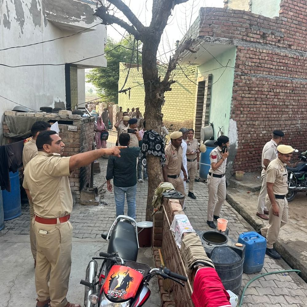 हांसी के सुलचानी-लोहारी राघो में 28 लीटर कच्ची शराब पकड़ी:भारी पुलिस बल और डॉग स्क्वायड ने संदिग्ध ठिकाने खंगाले; एक आरोपी पर केस दर्ज