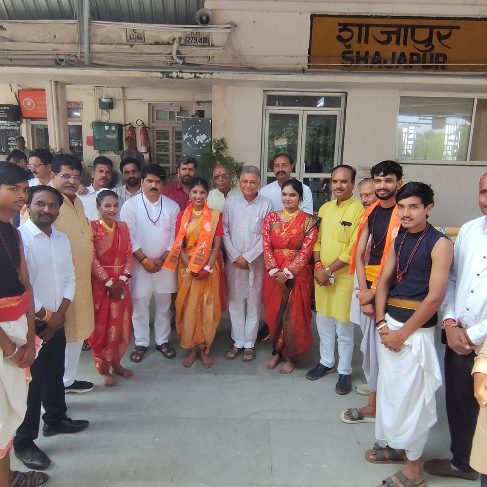 शाजापुर से 259 तीर्थयात्री काशी-गया रवाना:मंत्री परमार ने ट्रेन को हरी झंडी दिखाई; भोजन-पानी और मेडिकल सुविधा मिलेगी