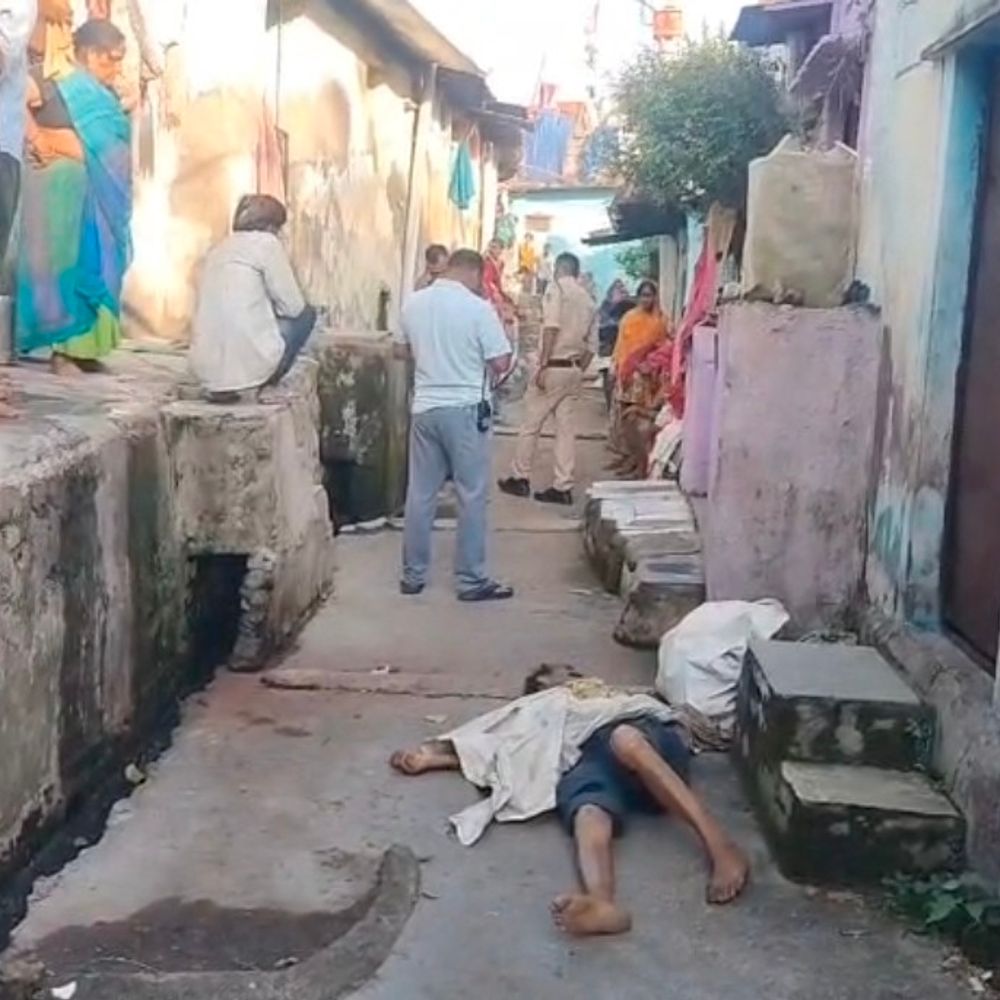 धार के मायापुरी में सड़क किनारे मिला शव:पुलिस बोली- शराब पीने का आदी था व्यक्ति, मौत की वजह का पता लगा रहे