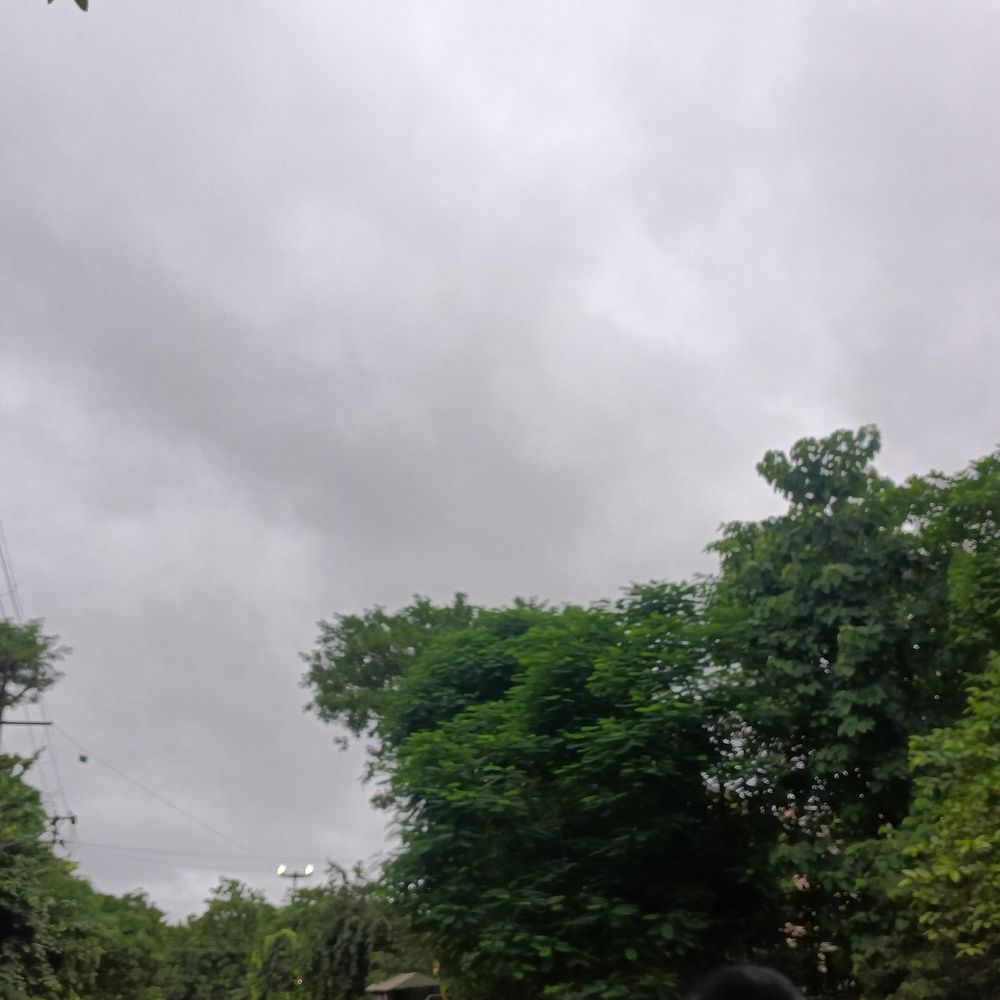 आगरा में ठंडी हवाएं चल रहीं, घने बादल छाए:कई क्षेत्रों में बुंदाबांदी, खराब मौसम के अलर्ट से स्कूल बंद