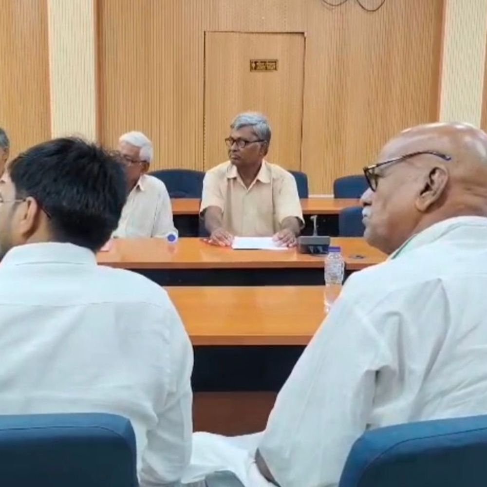 शेखपुरा में कोसी स्नातक चुनाव की तैयारी तेज:4,329 मतदाता डालेंगे वोट,एडीएम की राजनीतिक दलों के साथ बैठक