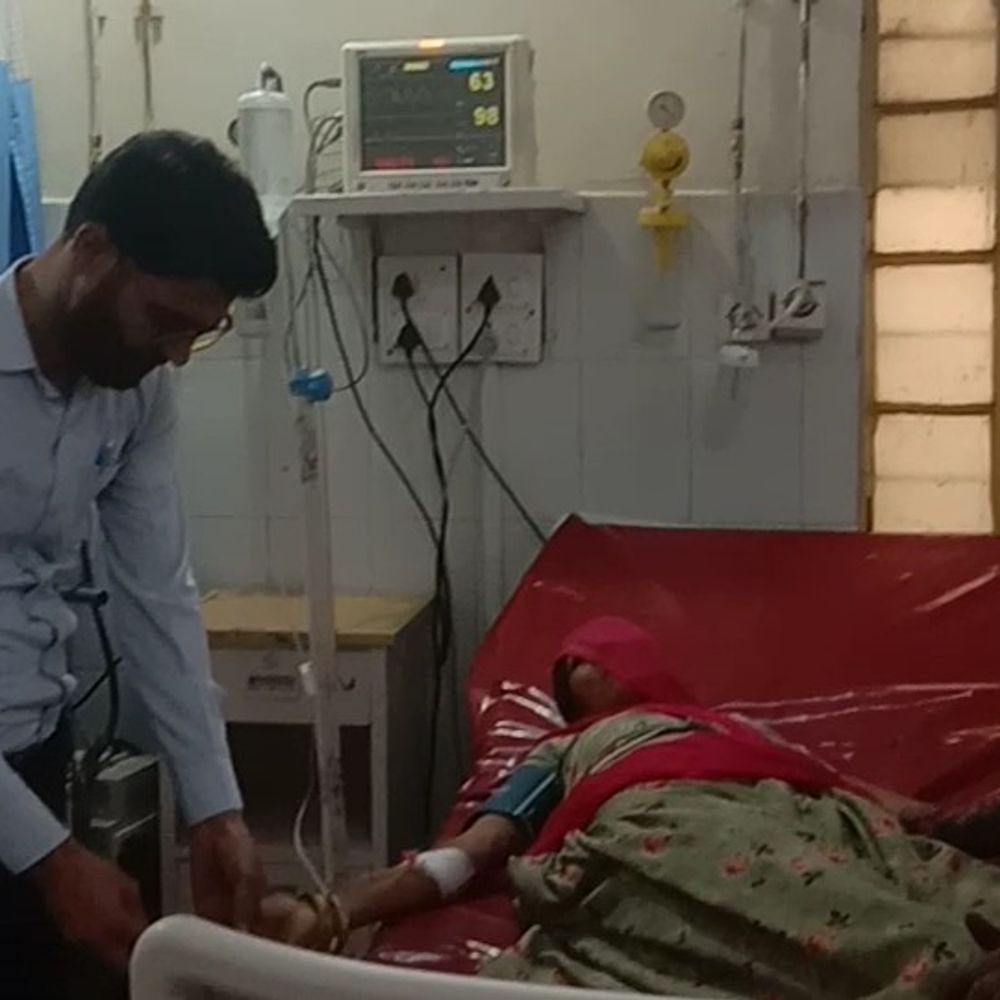 मिक्सर मशीन में महिला श्रमिक का हाथ फंसा:मनादर गांव में निर्माण कार्य के दौरान हादसा, सिरोही ट्रॉमा सेंटर में इलाज जारी