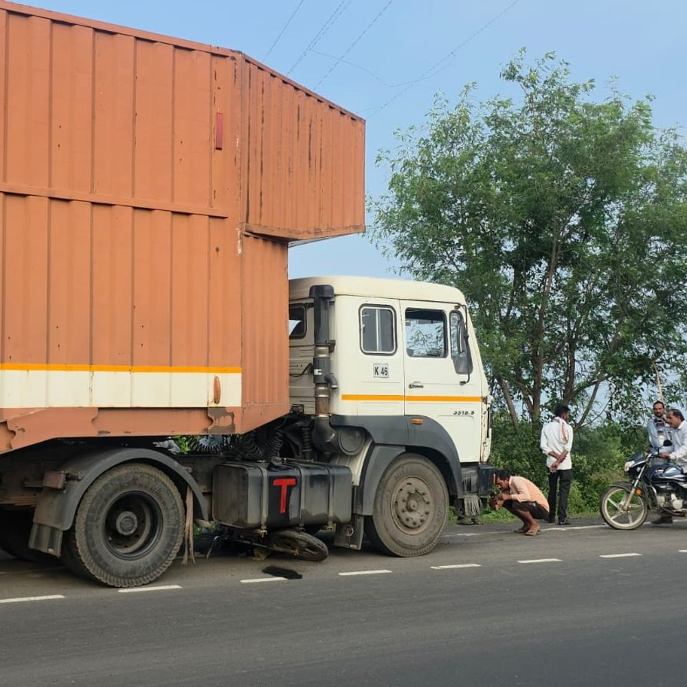 कंटेनर ने बाइक सवारों को कुचला, 2 लोगों की मौत:  आपस में समधी थे, विदिशा से शोक कार्यक्रम में आए थे, बाइक 200 मीटर तक घिसटी – Bina News