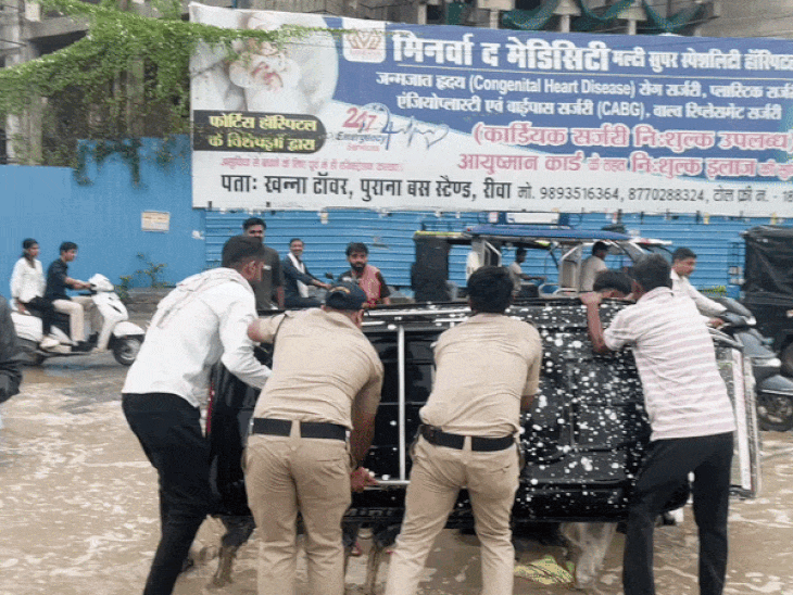 सड़क को लेकर PWD और निगम आमने-सामने:जलभराव से कॉलेज चौराहे पर पलटा रिक्शा; महापौर बोले- PWD की सड़क में भ्रष्टाचार का नतीजा