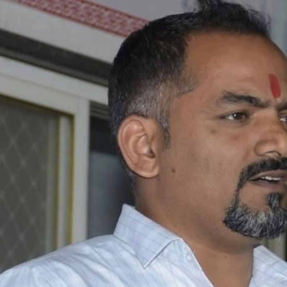 सरकारी फार्मासिस्ट पर निजी कोचिंग में पढ़ाने का आरोप, सस्पेंड:आदेश में राजनीतिक गतिविधियों में शामिल होने, बिना बताए छुट्टी पर जाने का जिक्र