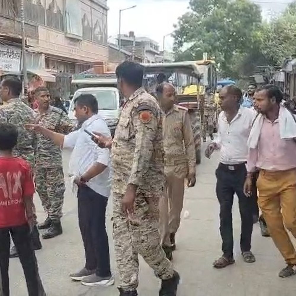 मथुरा में अतिक्रमण पर नगर निगम की कार्रवाई:पुराने बस स्टैंड से होली गेट तक हटाए अस्थायी कब्जे, यातायात सुचारू करने का लक्ष्य