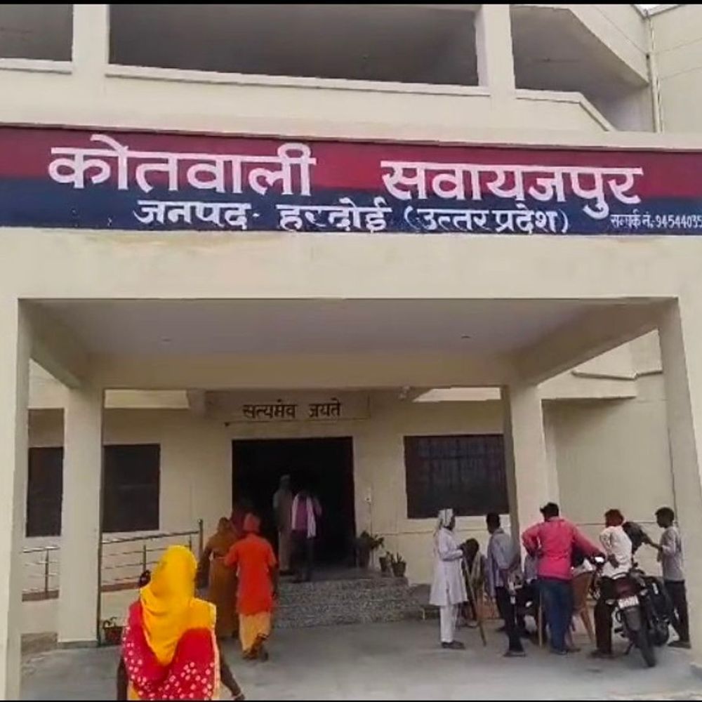 हरदोई में जमीन-विवाद पर आरोपियों ने खंभे-उखाड़े फसल बर्बाद की:विरोध करने पर जान से मारने की धमकी दी, एक ही परिवार के 9 लोगों पर केस