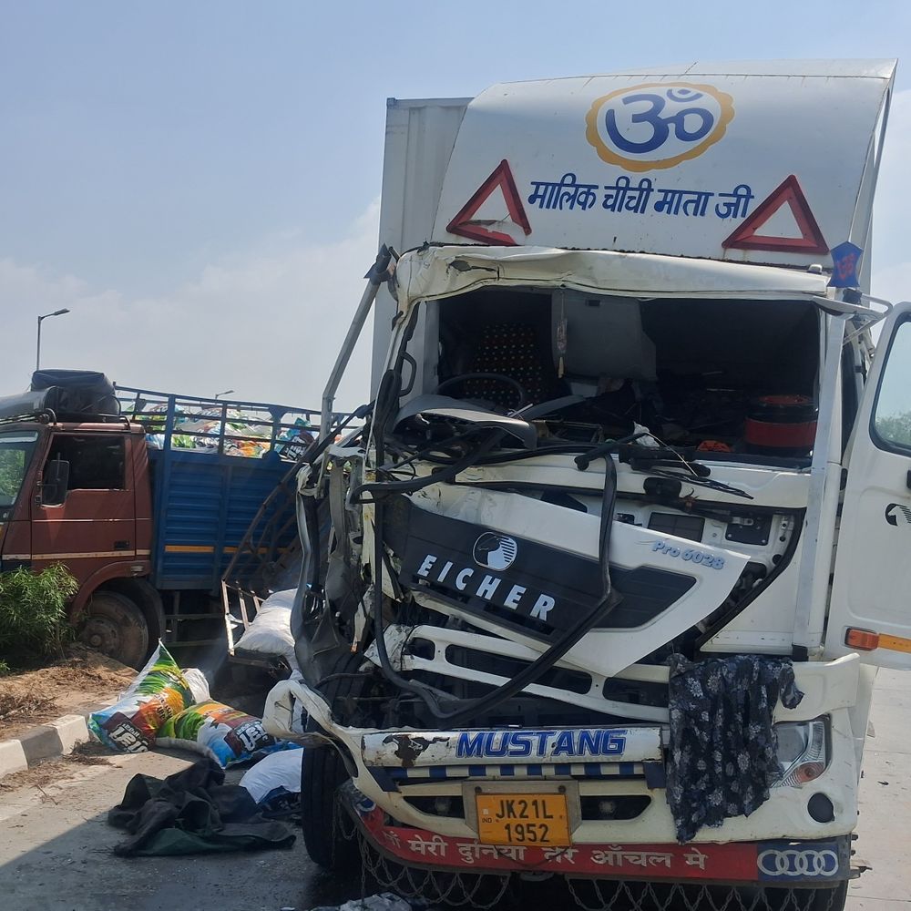 फरीदकोट में बेकाबू ट्रक ने खड़े कैंटर में मारी टक्कर:ट्रक ड्राइवर को नींद आने से हुआ हादसा, दोनों के चालक गंभीर रूप से घायल