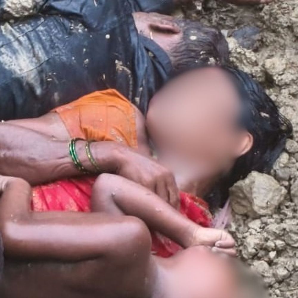 लखीमपुर-खीरी में कच्ची दीवार गिरने से 3 लोगों की मौत:मलबे में दबे मिले पति-पत्नी और 10 साल का बेटा, रहमतपुर गांव में तेज बारिश के कारण हादसा