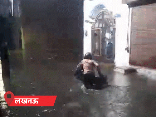 यूपी में 'मुसीबत वाली बारिश' के 10 VIDEO:घर से अस्पताल तक भरा पानी, नदियां उफनाईं, छाता लेकर पुलिस कह रही- घर के अंदर रहो