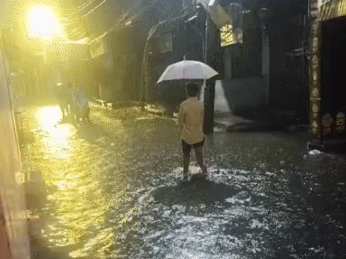 लखनऊ में बारिश से हाहाकार, 19 साल का रिकॉर्ड टूटा:घरों में घुसा पानी, 10 VIDEOS में देखिए शहर का हाल...