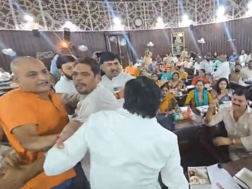 नगर निगम सदन में पार्षदों के बीच मारपीट:BJP पार्षद विकास जायसवाल पर सपा के रजत कौशिक ने किया हमला, हंगामा