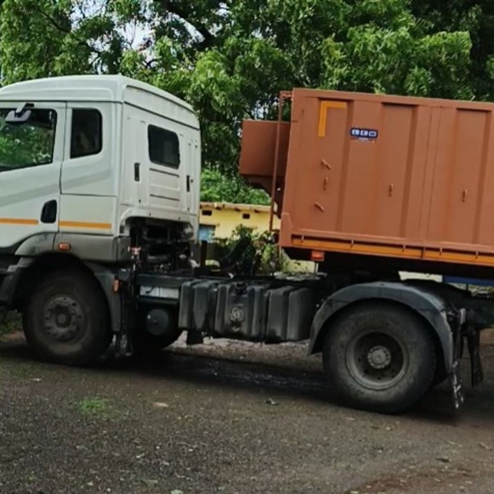 मड़ला घाट में डीजल खत्म होने से फंसा ट्राला:सड़क पर 4 घंटे लगा जाम; कलेक्टर के निर्देश के बाद ड्राइवर-मालिक पर FIR