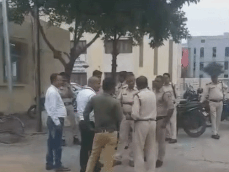 ग्वालियर में बिना कॉल-मैसेज के खाते से ₹99 हजार पार:सोशल मीडिया चला रहा था युवक, अचानक आया रुपए कटने का मैसेज