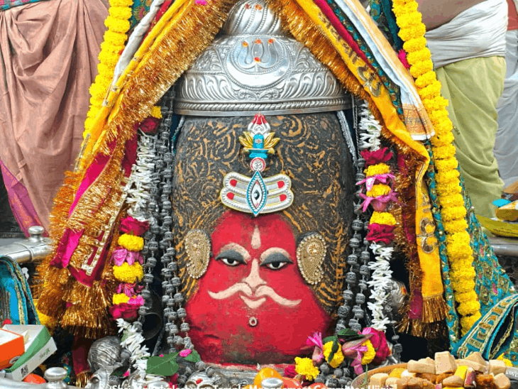 भस्म आरती में रजत ओम-बिल्वपत्र मुकुट से सजे महाकाल:पट खुलते ही पंचामृत अभिषेक, भस्म अर्पण के बाद निराकार से साकार रूप में दिए दर्शन