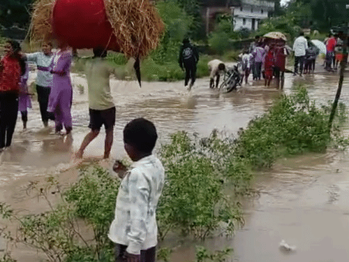 गंगरेल बांध के सभी 14 गेट खुले,महानदी में छोड़ा पानी:नदी किनारे के गांव अलर्ट पर, अमेठी के 25 लोगों को सुरक्षित स्थान पर भेजा गया
