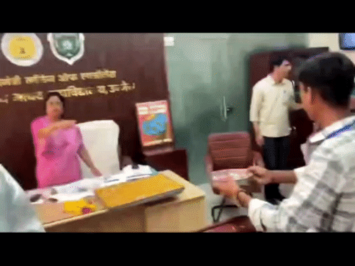 ABVP के कार्यकर्ताओं से कराया गणेश विसर्जन:उज्जैन के माधव कॉलेज में NSUI का हंगामा; प्राचार्या की आरती उतारकर चढ़ाए लड्डू