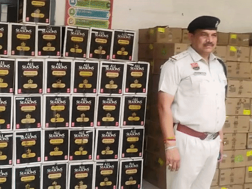 तलाशी के बाद पंखों की आड़ में मिला शराब जखीरा:276 पेटियां बरामद, सड़क किनारे खड़े वाहन को टक्कर मारकर फरार हो गया था चालक