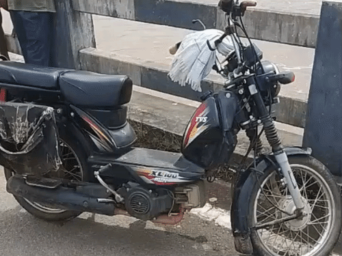 कांकेर में ग्रामीण ने महानदी में लगाई छलांग:पुल पर मोपेड, मोबाइल और चप्पल मिले, गोताखोरों की मदद से तलाश जारी
