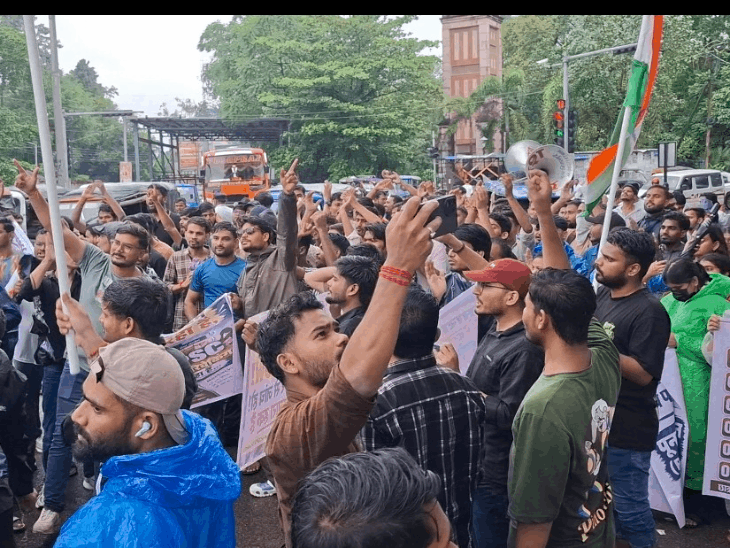 सीजीपीएससी मुख्य परीक्षा के नतीजों पर अभ्यर्थियों ने निकाली रैली:भारी बारिश में भीगते हुए प्रदर्शन,30 सितंबर तक मांगे न मानी तो तेज होगा आंदोलन