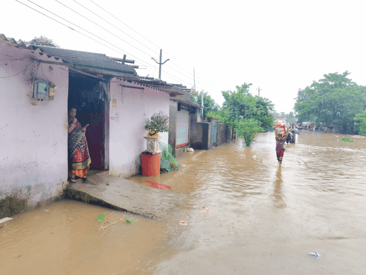 सुकमा में शबरी नदी खतरे के निशान से 90cm ऊपर:तीन दिन की बारिश से सुकमा-कोंटा मार्ग बंद, 19 राहत शिविरों में 1278 लोग