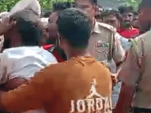 पठानकोट में भाई के सामने बाइकसवार को ट्रक ने रौंदा:बाल-बाल बचे दो बच्चे, बीमार रिश्तेदार से मिलने कठुआ जा रहा था