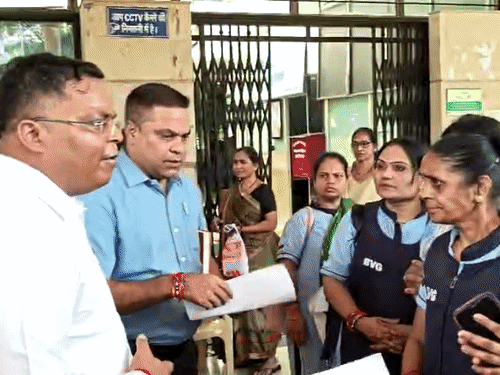 दो महीने से सैलरी अटकी, कर्मचारी परेशान:एमजीएम से जुड़े अस्पतालों में BVG कर्मचारियों का प्रदर्शन, बोले- किराए से रह रहे, घर चलाना मुश्किल