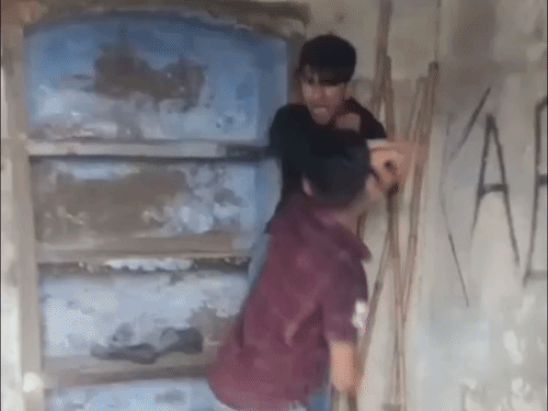 कोचिंग छात्रों के गुट ने साथी को बेरहमी से पीटा:जालौन में जीआईसी की पुरानी बिल्डिंग में लात-घूंसों और बेल्ट से पीटा