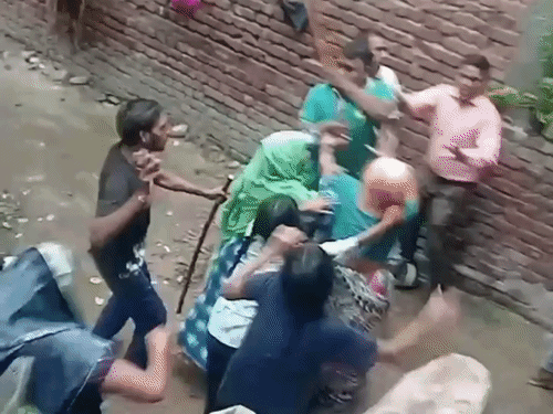 बच्चों के विवाद में युवक को घेरकर पीटा:लाठी-डंडों से हमला किया, पुलिस वीडियो से कर रही पहचान