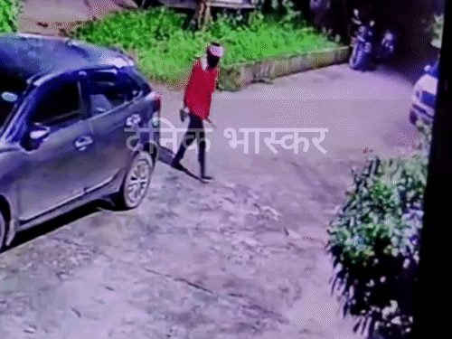 नर्मदापुरम में बंद मकान से ₹22 लाख की चोरी:मिल मालिक के घर से 5 तोला सोना, आधा किलो चांदी और कैश ले उड़े बदमाश; CCTV में 3 नकाबपोश दिखे
